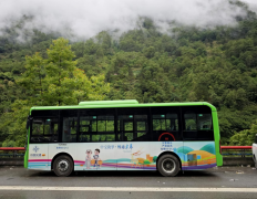 着村平易近靠溜索渡江的场景