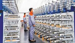 纯洁的玻纤纱线正在络纱机间高速穿越、精